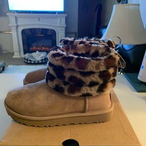 Ugg women leapard boots size